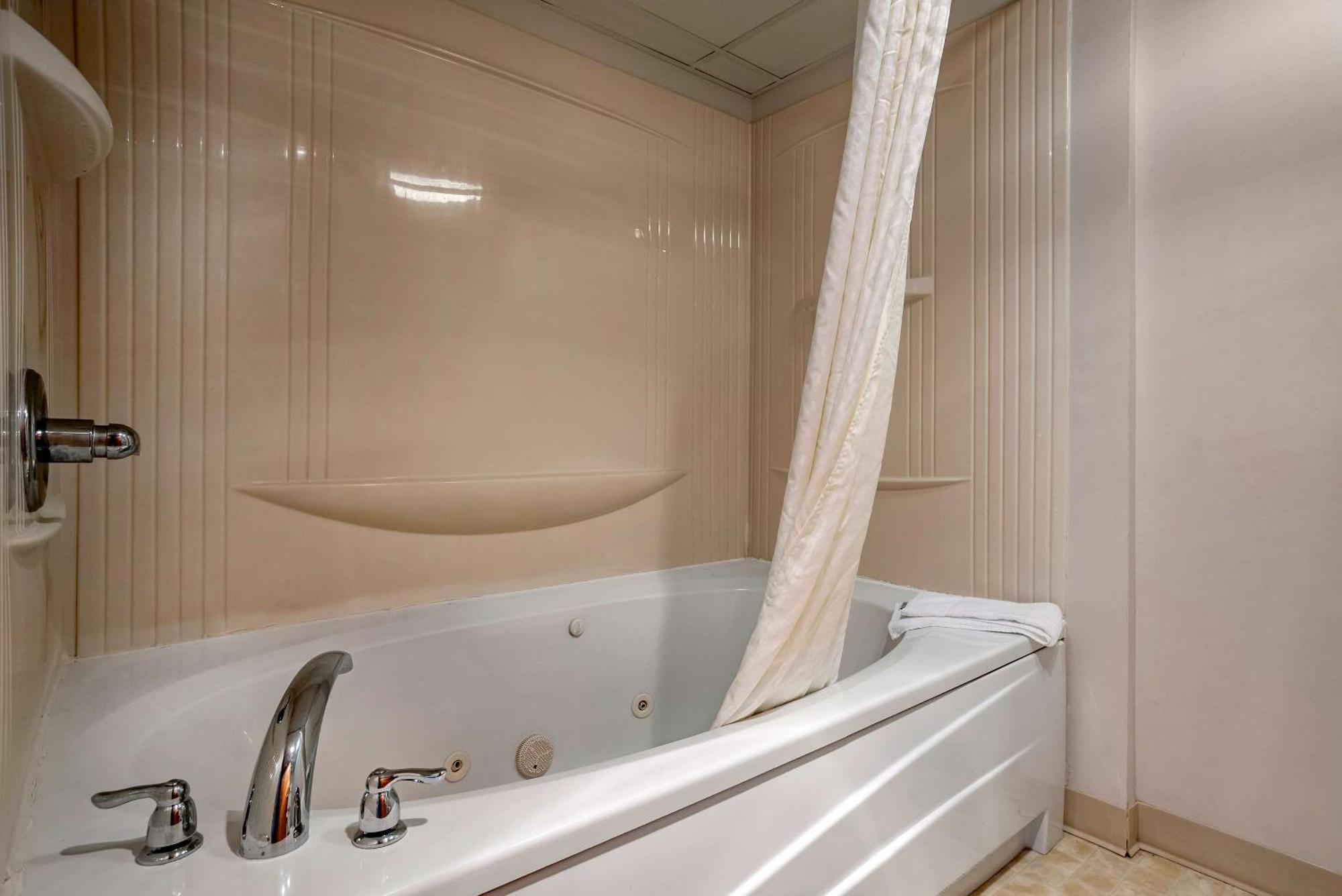 Econo Lodge Inn & Suites Рехобот Бич Экстерьер фото